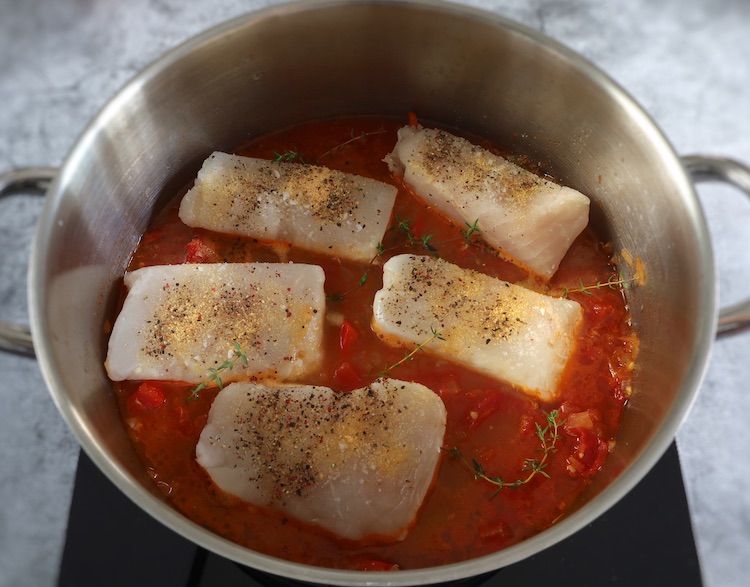 Hake in tomato sauce with peppers step 3