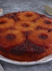 Bolo de ananás caramelizado