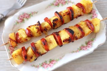 Pineapple and chouriço kebabs on a platter