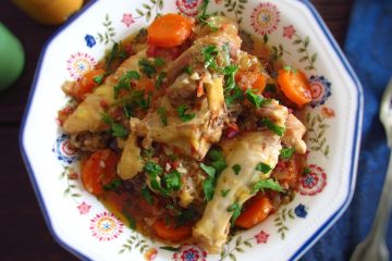 Chicken with chouriço on a dish bowl