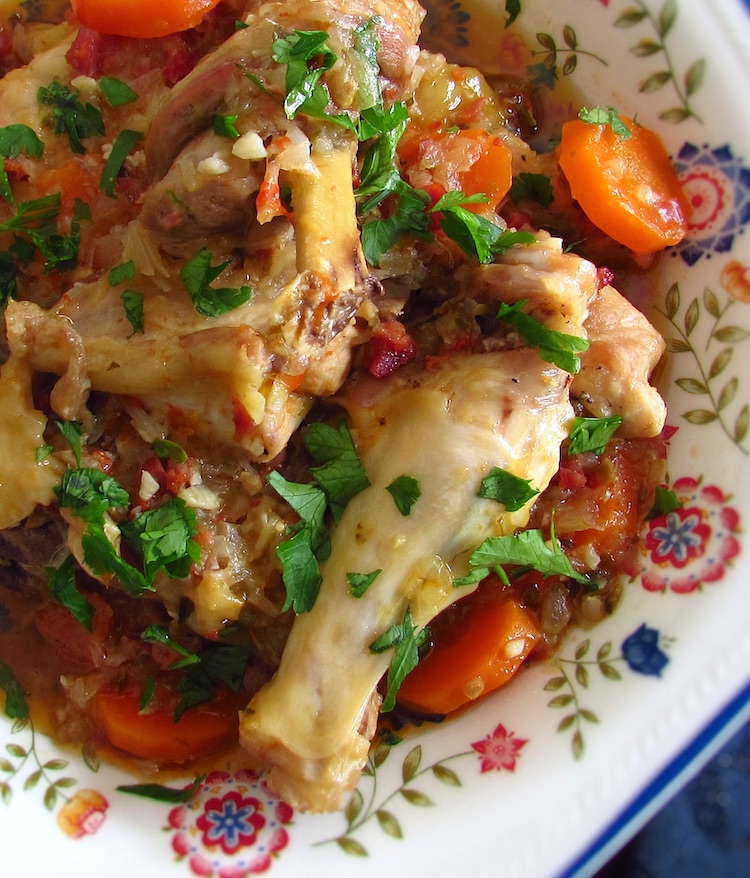 Chicken with chouriço on a dish bowl