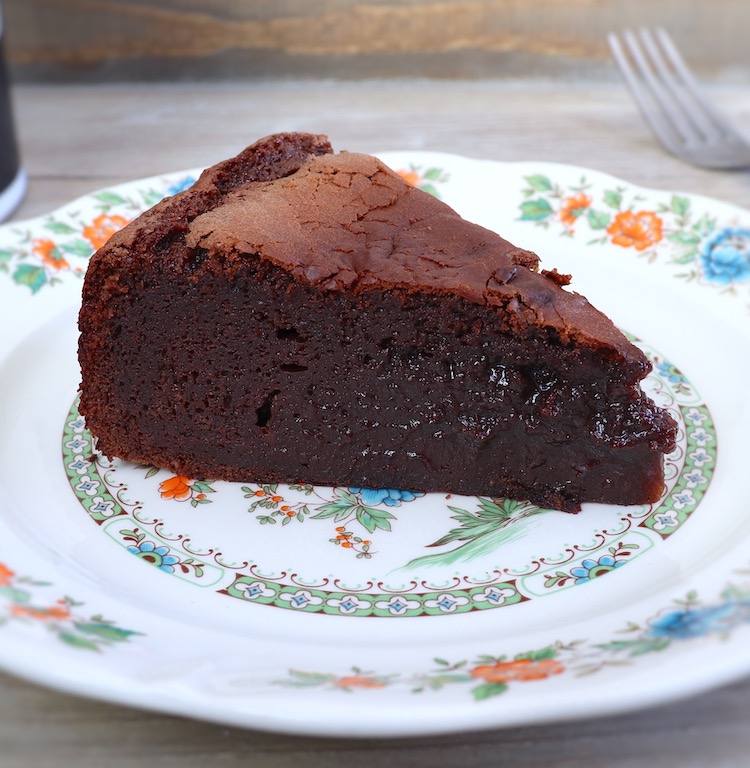 Aprenda a fazer um bolo de chocolate cremoso muito simples!