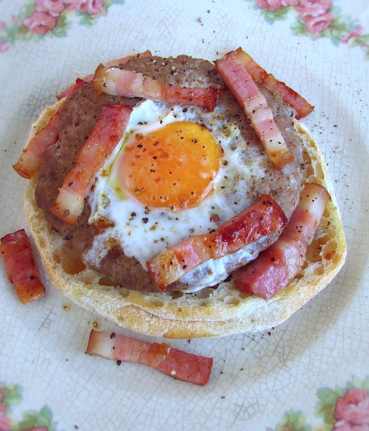 Hambúrgueres com ovo e bacon num prato
