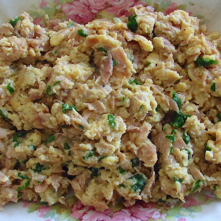 The best scrambled eggs with tuna in a small rectangular platter