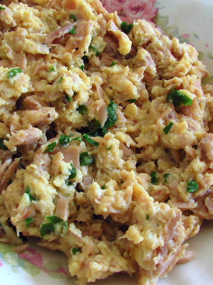 The best scrambled eggs with tuna in a small rectangular platter