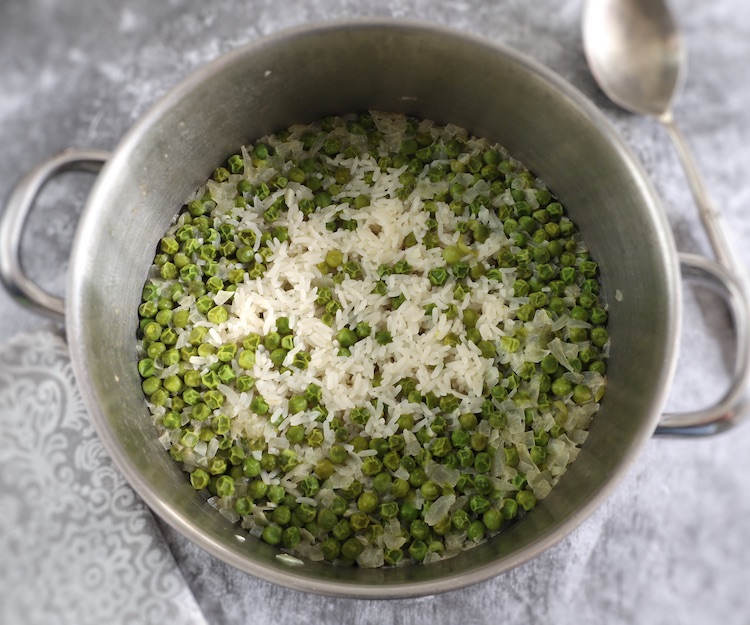 Easy peas rice in a large saucepan