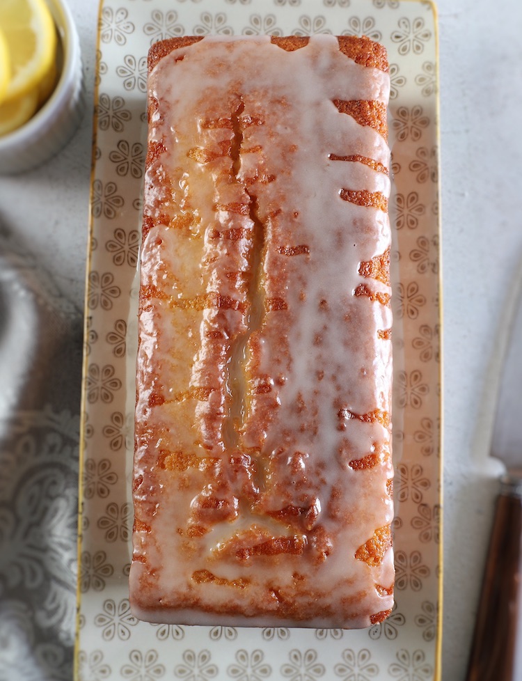 Bolo de limão com glace numa travessa retangular