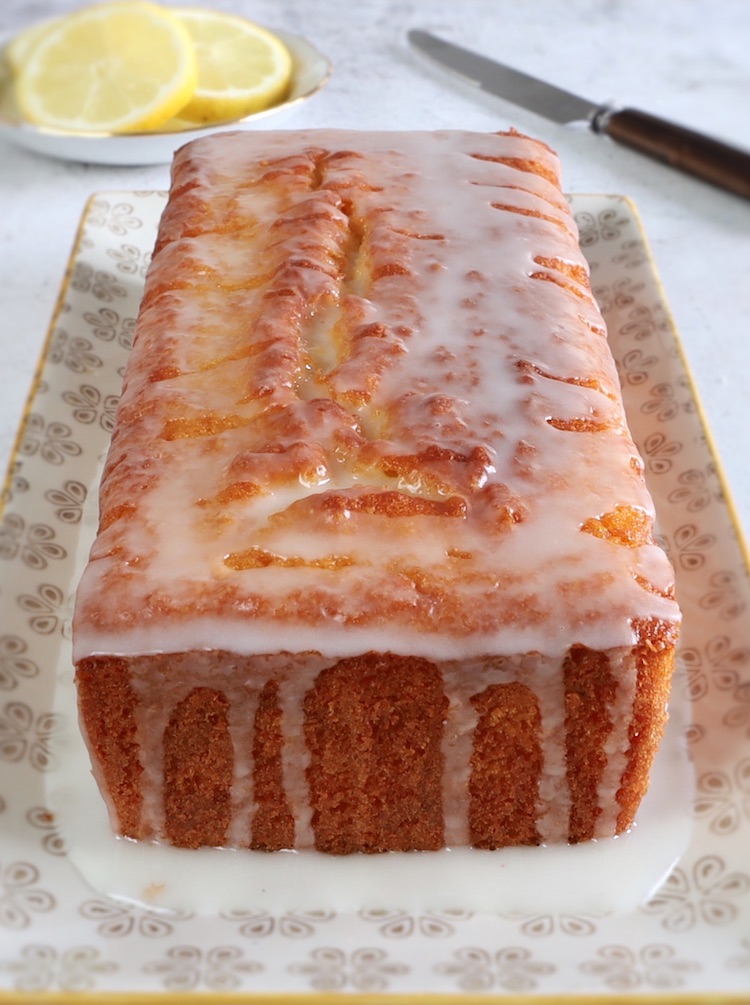 Bolo de limão com glace numa travessa retangular