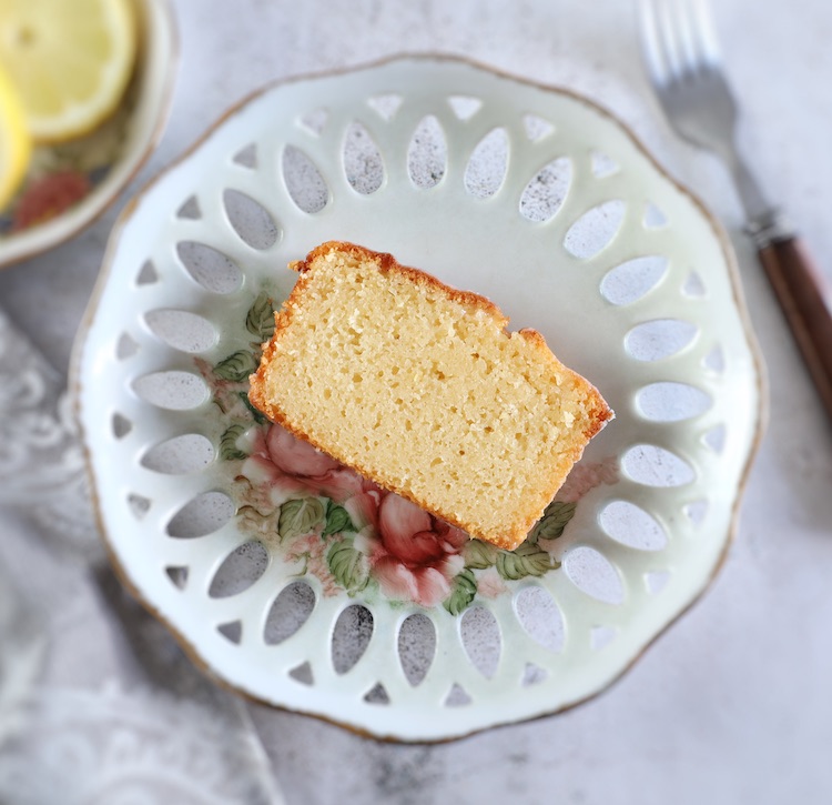 Fatia de bolo de limão com glace numa travessa retangular