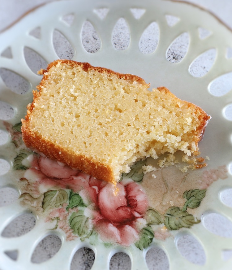 Fatia de bolo de limão com glace numa travessa retangular