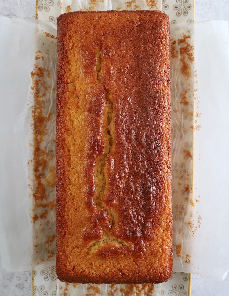 Bolo de limão com glace numa travessa retangular