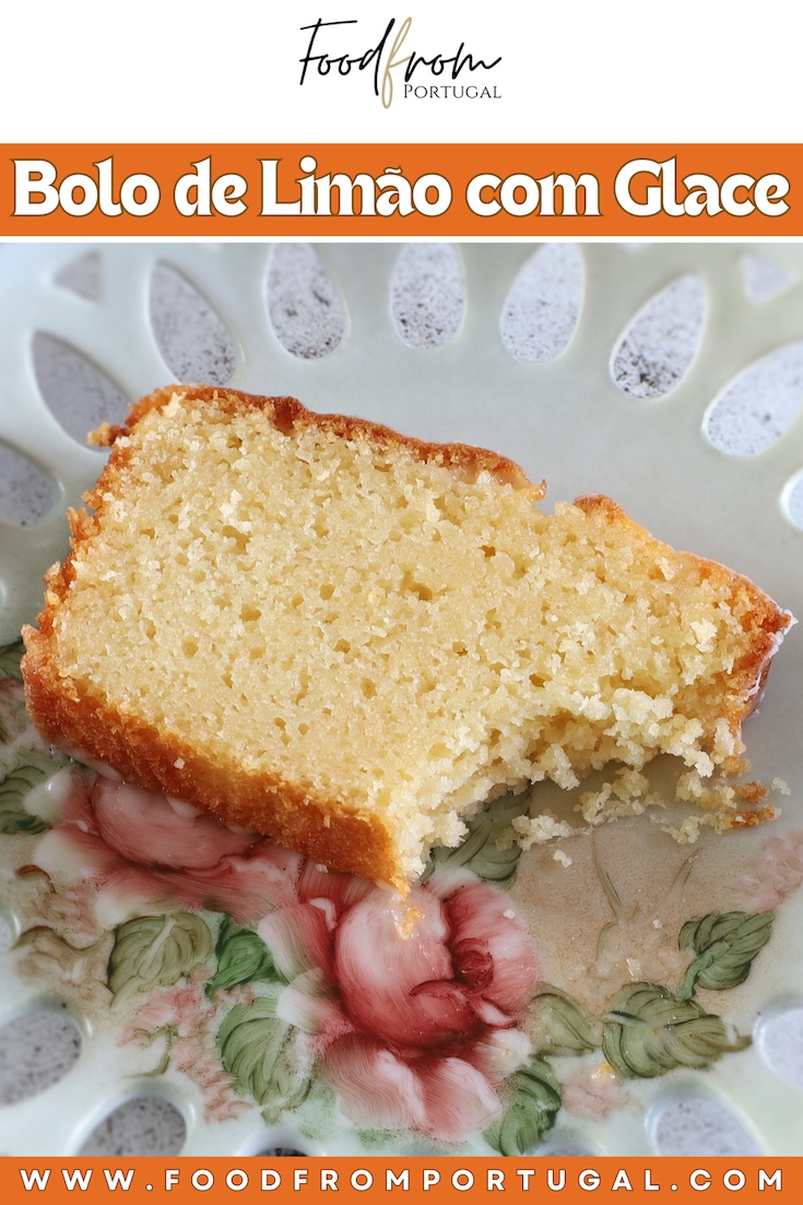 Fatia de bolo de limão com glace num prato