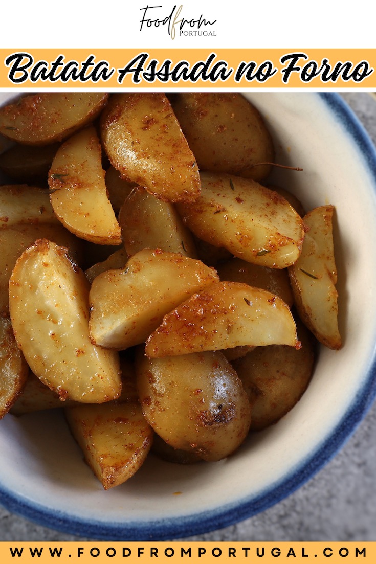 Batata assada no forno numa terrina pequena